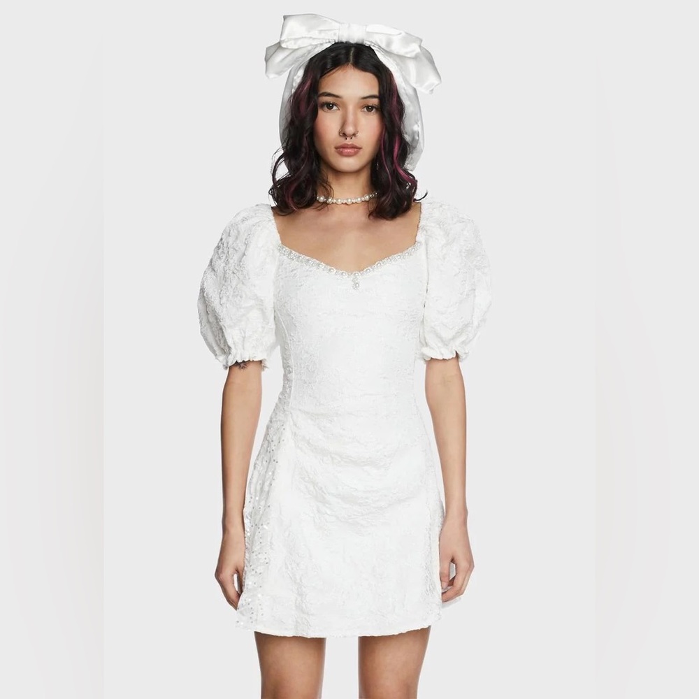 White pearl jacquard mini dress with puff sleeve